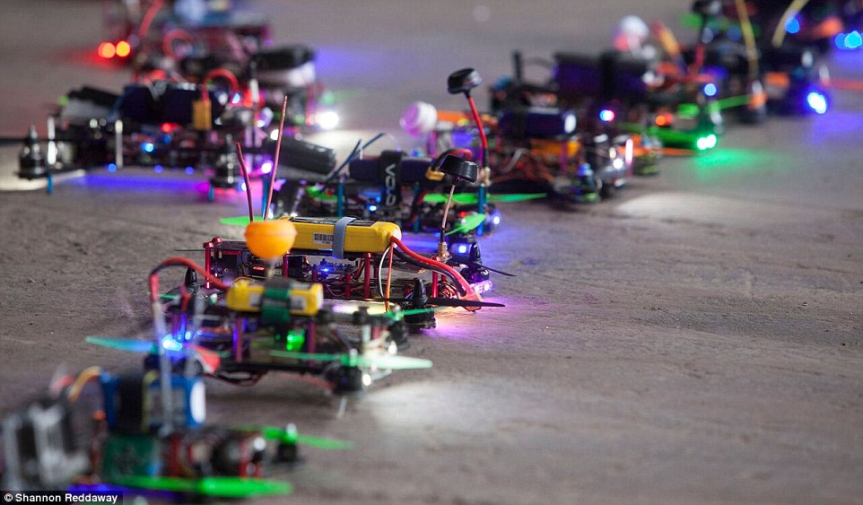 Las carreras de drones despegan en Torrelavega con un indoor de película